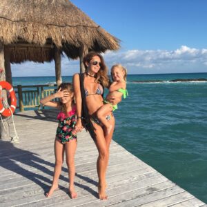 Geraldine Bazán Instagram - Érase una vez en el 2016…
Wow! Ya pasaron diez años.
Y uno cree que en diez años no pasa nada…
y paso de todo!!
Esto fue mi 2016 amor, familia, amigos, trabajo, viajes, risas y muchas historias.
Momentos que se quedaron en la memoria del corazón,
momentos que son parte de nuestra historia para siempre.
¿A poco no?
Todo lo que vivimos nos trajo justo al momento en el que estamos hoy…
y todo lo que aún nos falta por vivir. ✨