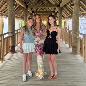 Geraldine Bazán Instagram - ☘️
Suerte de tenernos
@elissasotob @mirandasotoborja
@vidanta