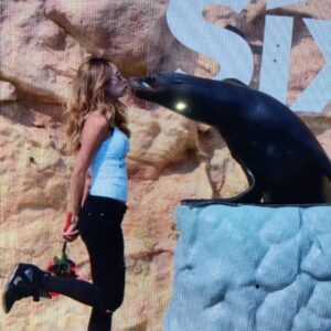 Geraldine Bazán Instagram - Érase una vez en el 2016…
Wow! Ya pasaron diez años.
Y uno cree que en diez años no pasa nada…
y paso de todo!!
Esto fue mi 2016 amor, familia, amigos, trabajo, viajes, risas y muchas historias.
Momentos que se quedaron en la memoria del corazón,
momentos que son parte de nuestra historia para siempre.
¿A poco no?
Todo lo que vivimos nos trajo justo al momento en el que estamos hoy…
y todo lo que aún nos falta por vivir. ✨