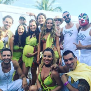 Geraldine Bazán Instagram - Érase una vez en el 2016…
Wow! Ya pasaron diez años.
Y uno cree que en diez años no pasa nada…
y paso de todo!!
Esto fue mi 2016 amor, familia, amigos, trabajo, viajes, risas y muchas historias.
Momentos que se quedaron en la memoria del corazón,
momentos que son parte de nuestra historia para siempre.
¿A poco no?
Todo lo que vivimos nos trajo justo al momento en el que estamos hoy…
y todo lo que aún nos falta por vivir. ✨