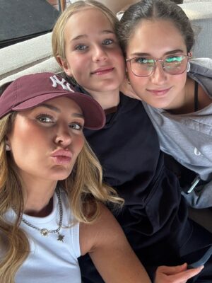 Geraldine Bazán Instagram - Ahora si comenzó el año…
Mosqueteras reunidas
Enero Dump
