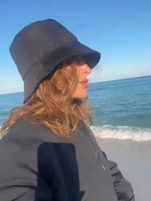 Geraldine Bazán Instagram - Mi primer paso al 2026…
Este año no me tocó recibirlo con mis hijas,
pero sí conmigo misma. Y me encanta.
Siempre he sabido que disfruto mucho mi propia compañía.
Playa con frío, mucho frío.
Café en mano, chamarra, gorrito
y el mar, para empezar el año como quería.
Agua salada que cura el alma,
recibiendo su energía sin prisa.
Que este 2026 nos encuentre presentes,
abiertos y con ganas de sentir.
Les deseo un gran y feliz año. 💫