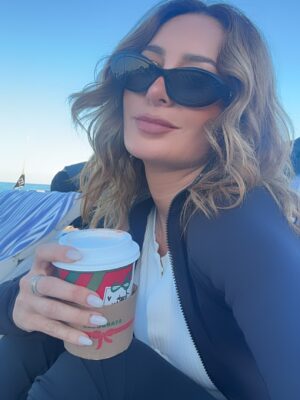 Geraldine Bazán Instagram - Mi primer paso al 2026…
Este año no me tocó recibirlo con mis hijas,
pero sí conmigo misma. Y me encanta.
Siempre he sabido que disfruto mucho mi propia compañía.
Playa con frío, mucho frío.
Café en mano, chamarra, gorrito
y el mar, para empezar el año como quería.
Agua salada que cura el alma,
recibiendo su energía sin prisa.
Que este 2026 nos encuentre presentes,
abiertos y con ganas de sentir.
Les deseo un gran y feliz año. 💫