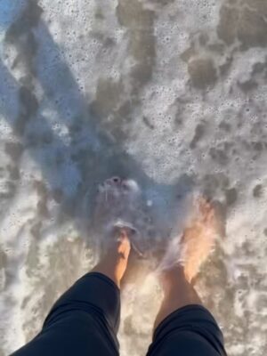 Geraldine Bazán Instagram - Mi primer paso al 2026…
Este año no me tocó recibirlo con mis hijas,
pero sí conmigo misma. Y me encanta.
Siempre he sabido que disfruto mucho mi propia compañía.
Playa con frío, mucho frío.
Café en mano, chamarra, gorrito
y el mar, para empezar el año como quería.
Agua salada que cura el alma,
recibiendo su energía sin prisa.
Que este 2026 nos encuentre presentes,
abiertos y con ganas de sentir.
Les deseo un gran y feliz año. 💫