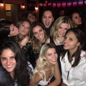 Geraldine Bazán Instagram - Érase una vez en el 2016…
Wow! Ya pasaron diez años.
Y uno cree que en diez años no pasa nada…
y paso de todo!!
Esto fue mi 2016 amor, familia, amigos, trabajo, viajes, risas y muchas historias.
Momentos que se quedaron en la memoria del corazón,
momentos que son parte de nuestra historia para siempre.
¿A poco no?
Todo lo que vivimos nos trajo justo al momento en el que estamos hoy…
y todo lo que aún nos falta por vivir. ✨