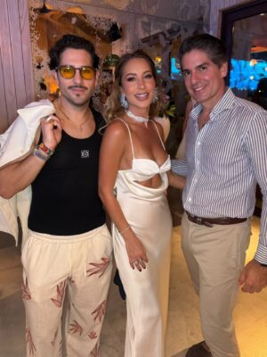 Geraldine Bazán Instagram - LUDO, la magia se volvió real. ✨💧
Por fin llegó World Premiere.
@ludo.cirquedusoleil
Superó todo lo que imaginé: arte, emoción, asombro y tecnología. ✨
Sin duda, LUDO se convirtió ya en mi show favorito.
Qué noche tan especial. ✨
Celebrar momentos así con amigos y mi familia,
@vidanta @vidantaworld
lo hace aún más especial 🤍
💄 @andreisansores
Look by @alinesartorclothing
#onlyatvidantaworld #ludo