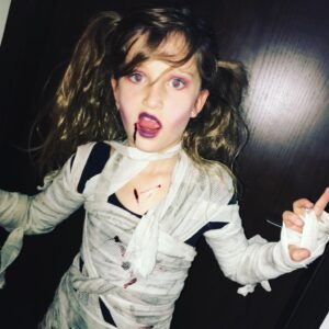 Geraldine Bazán Instagram - Érase una vez en el 2016…
Wow! Ya pasaron diez años.
Y uno cree que en diez años no pasa nada…
y paso de todo!!
Esto fue mi 2016 amor, familia, amigos, trabajo, viajes, risas y muchas historias.
Momentos que se quedaron en la memoria del corazón,
momentos que son parte de nuestra historia para siempre.
¿A poco no?
Todo lo que vivimos nos trajo justo al momento en el que estamos hoy…
y todo lo que aún nos falta por vivir. ✨