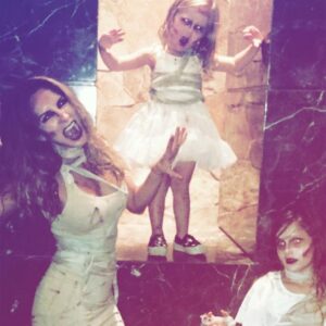 Geraldine Bazán Instagram - Érase una vez en el 2016…
Wow! Ya pasaron diez años.
Y uno cree que en diez años no pasa nada…
y paso de todo!!
Esto fue mi 2016 amor, familia, amigos, trabajo, viajes, risas y muchas historias.
Momentos que se quedaron en la memoria del corazón,
momentos que son parte de nuestra historia para siempre.
¿A poco no?
Todo lo que vivimos nos trajo justo al momento en el que estamos hoy…
y todo lo que aún nos falta por vivir. ✨
