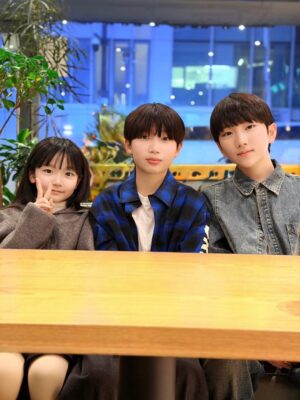 Gi So-you Instagram - 어제의 소유 😍
오빠따라 다니기~ 예겸이오빠랑 📷 
어제는 예쁜 윤슬이 언니도 만나서 
전화번호 ☎️ 교환도 함 😘
낯가리는 소유인데  다가와줘서 고마워 😊 

민희이모표  사진 📷 👍👍
윤슬아 담에는 이모가 더 잘찍어볼께😆

#기소유#기은유#김예겸#김윤슬
#예쁜아이들❤️