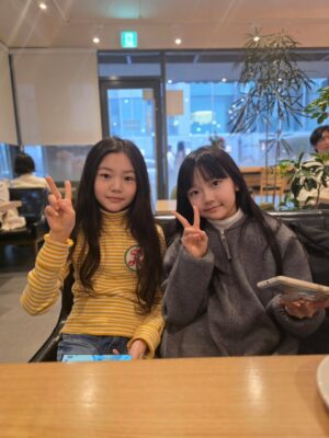 Gi So-you Instagram - 어제의 소유 😍
오빠따라 다니기~ 예겸이오빠랑 📷 
어제는 예쁜 윤슬이 언니도 만나서 
전화번호 ☎️ 교환도 함 😘
낯가리는 소유인데  다가와줘서 고마워 😊 

민희이모표  사진 📷 👍👍
윤슬아 담에는 이모가 더 잘찍어볼께😆

#기소유#기은유#김예겸#김윤슬
#예쁜아이들❤️