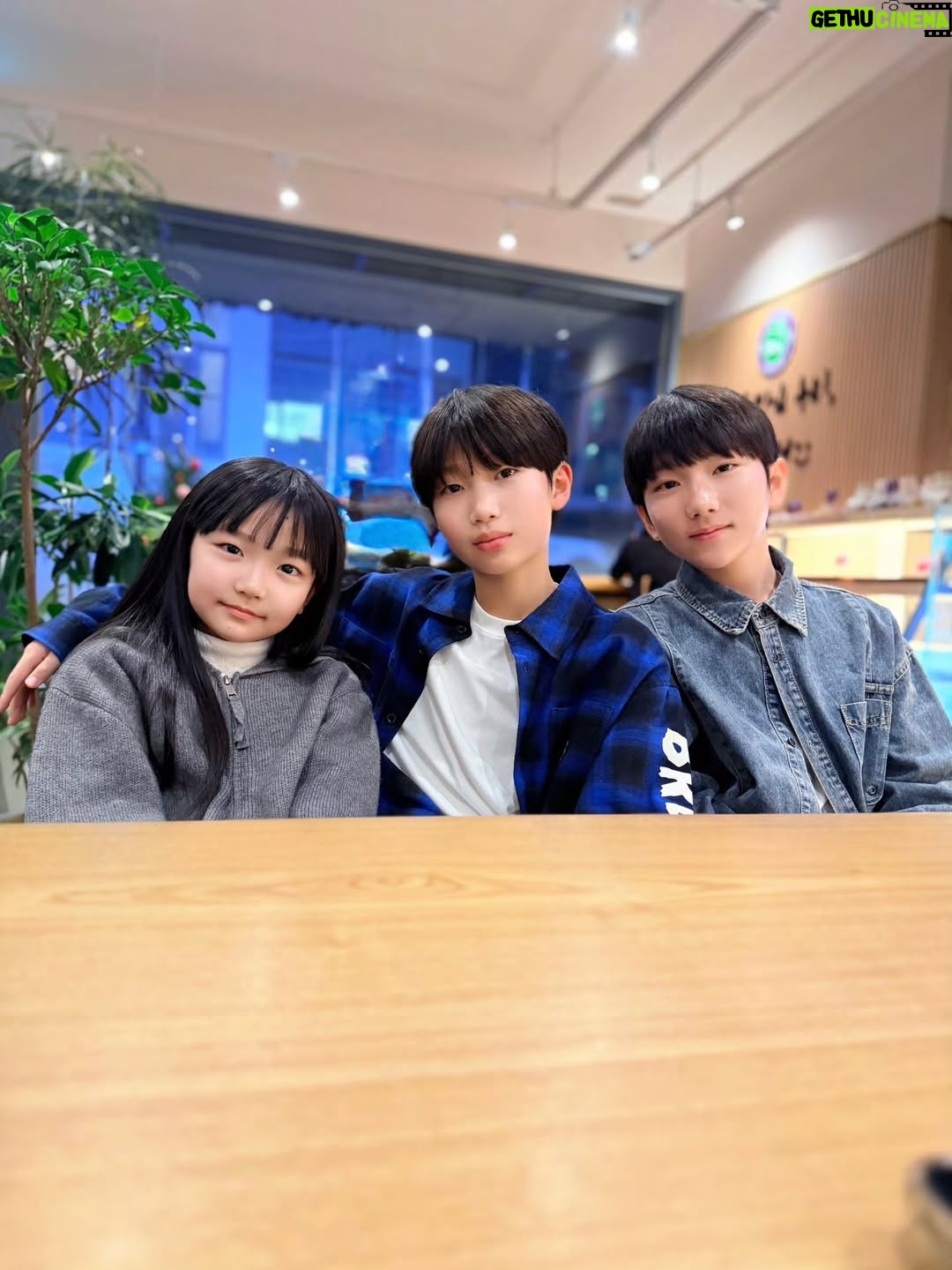Gi So-you - 3.1K Likes - 어제의 소유 😍
오빠따라 다니기~ 예겸이오빠랑 📷 
어제는 예쁜 윤슬이 언니도 만나서 
전화번호 ☎️ 교환도 함 😘
낯가리는 소유인데  다가와줘서 고마워 😊 

민희이모표  사진 📷 👍👍
윤슬아 담에는 이모가 더 잘찍어볼께😆

#기소유#기은유#김예겸#김윤슬
#예쁜아이들❤️