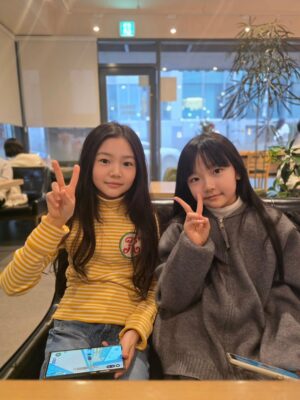 Gi So-you Instagram - 어제의 소유 😍
오빠따라 다니기~ 예겸이오빠랑 📷 
어제는 예쁜 윤슬이 언니도 만나서 
전화번호 ☎️ 교환도 함 😘
낯가리는 소유인데  다가와줘서 고마워 😊 

민희이모표  사진 📷 👍👍
윤슬아 담에는 이모가 더 잘찍어볼께😆

#기소유#기은유#김예겸#김윤슬
#예쁜아이들❤️