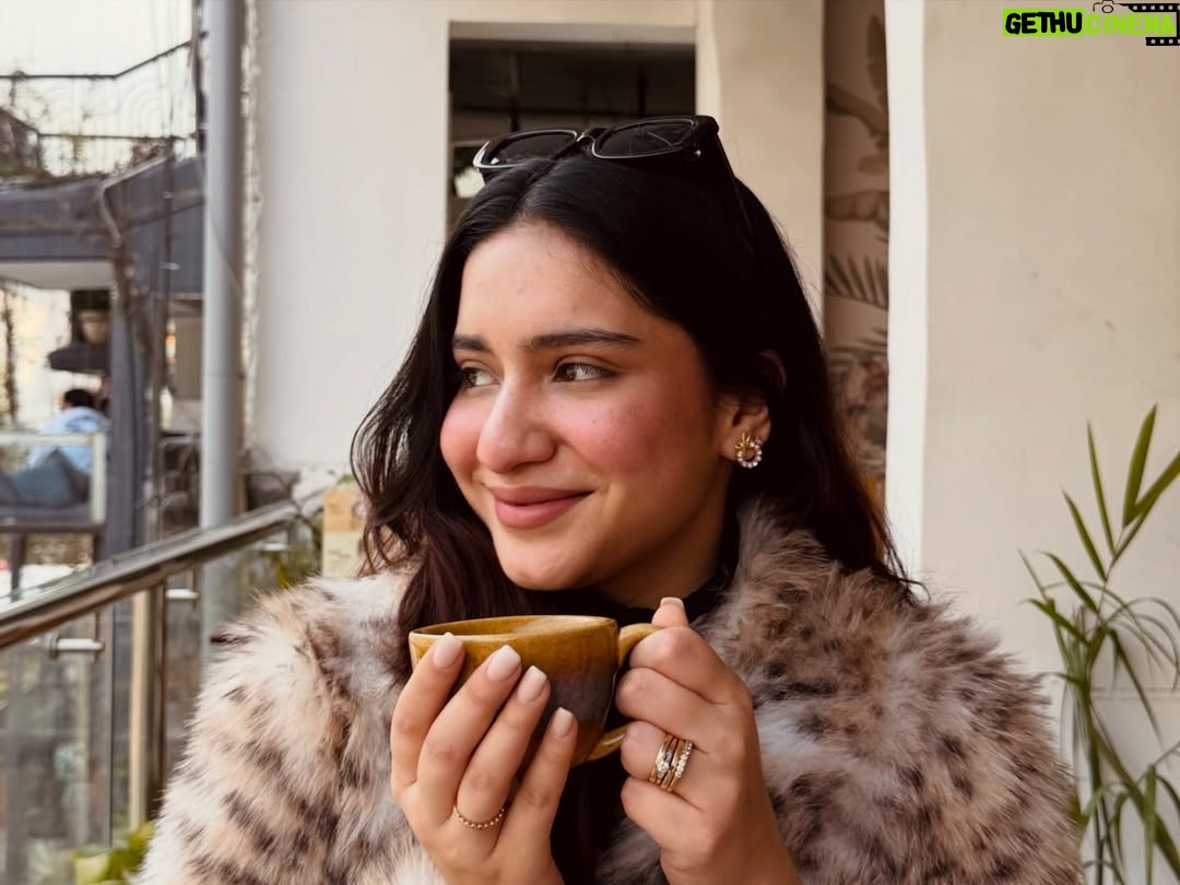 Gia Gupta - 16.1K Likes - shayad sab itna simple hi tha hamesha se?