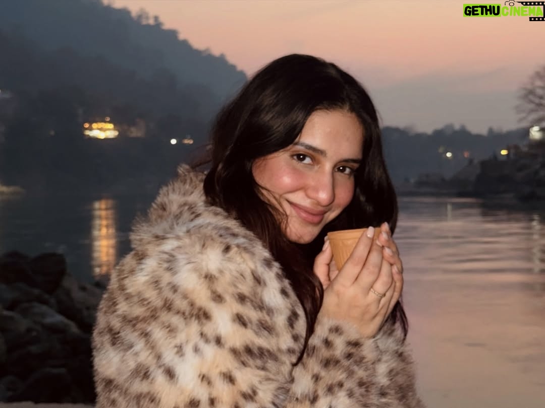 Gia Gupta - 16.1K Likes - shayad sab itna simple hi tha hamesha se?