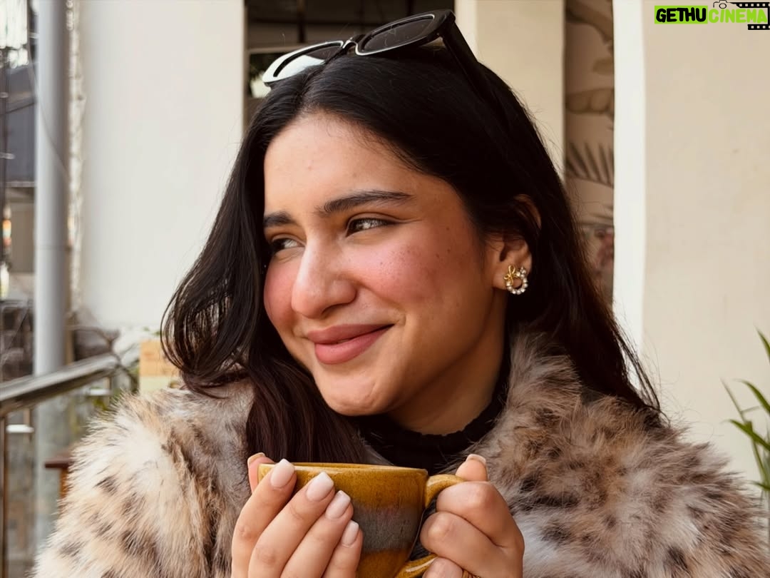 Gia Gupta - 16.1K Likes - shayad sab itna simple hi tha hamesha se?