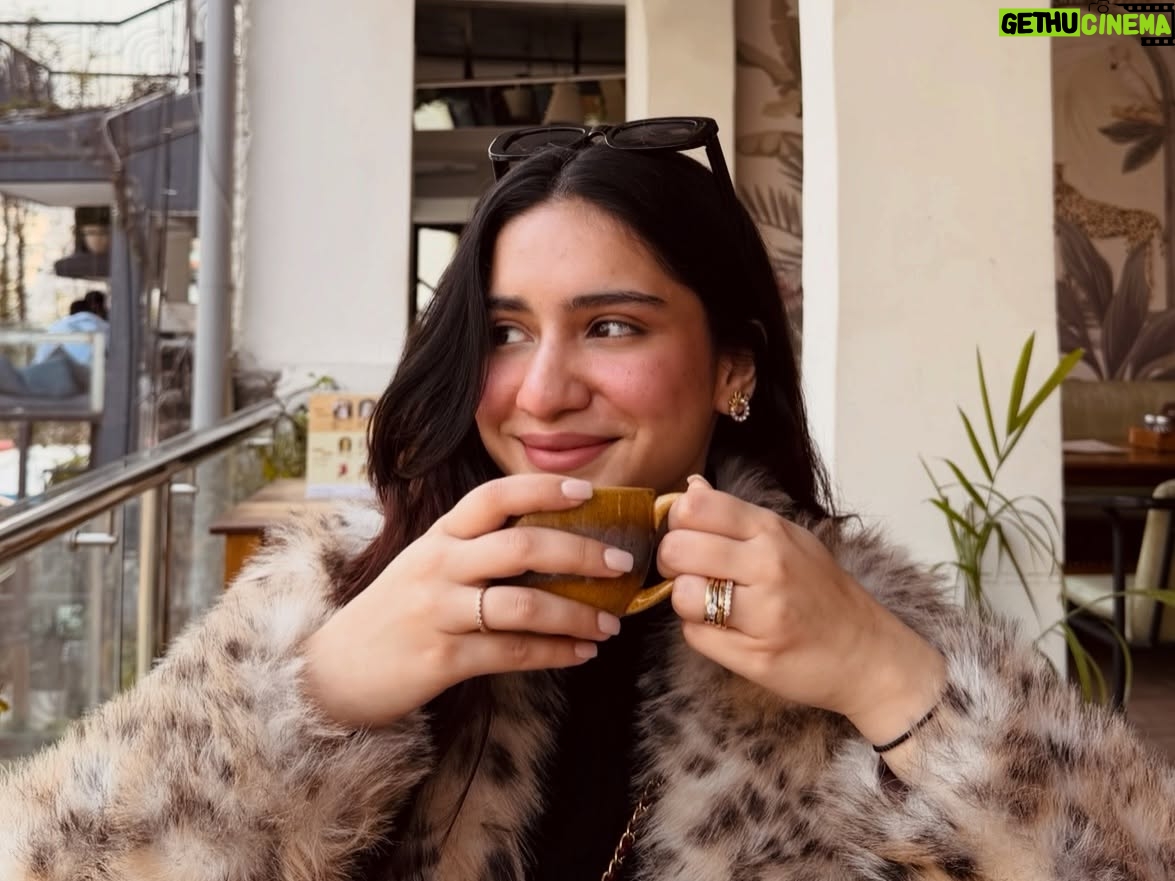 Gia Gupta - 16.1K Likes - shayad sab itna simple hi tha hamesha se?