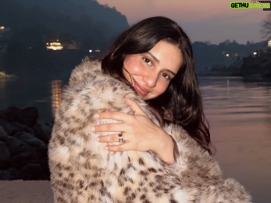 Gia Gupta - 16.1K Likes - shayad sab itna simple hi tha hamesha se?