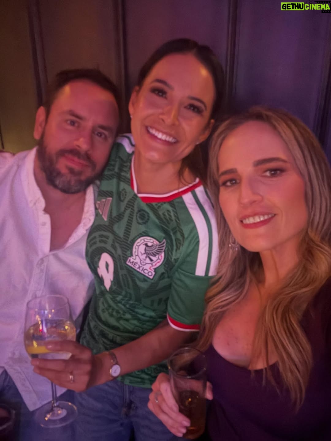 Gina Holguín - 9.2K Likes - 14 años juntas.
Mañanas infinitas, risas, bromas, confidencias, bodas, showers, hijos, crecimiento, muchos años compartidos.

Hoy te vas y te voy a extrañar mucho!
Recuerda siempre que eres guapísima, talentosa, gran mamá, hija, esposa, amiga, un alma blanca y buena.

Yo me quedo con el privilegio de haber caminado contigo una parte enorme de mi vida!
Gracias por tanto, mi Ginísh 🩷🧡 te quiero @georginahol
