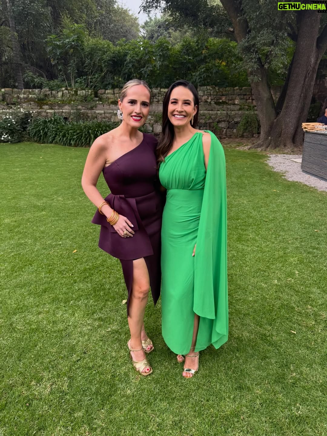 Gina Holguín - 9.2K Likes - 14 años juntas.
Mañanas infinitas, risas, bromas, confidencias, bodas, showers, hijos, crecimiento, muchos años compartidos.

Hoy te vas y te voy a extrañar mucho!
Recuerda siempre que eres guapísima, talentosa, gran mamá, hija, esposa, amiga, un alma blanca y buena.

Yo me quedo con el privilegio de haber caminado contigo una parte enorme de mi vida!
Gracias por tanto, mi Ginísh 🩷🧡 te quiero @georginahol