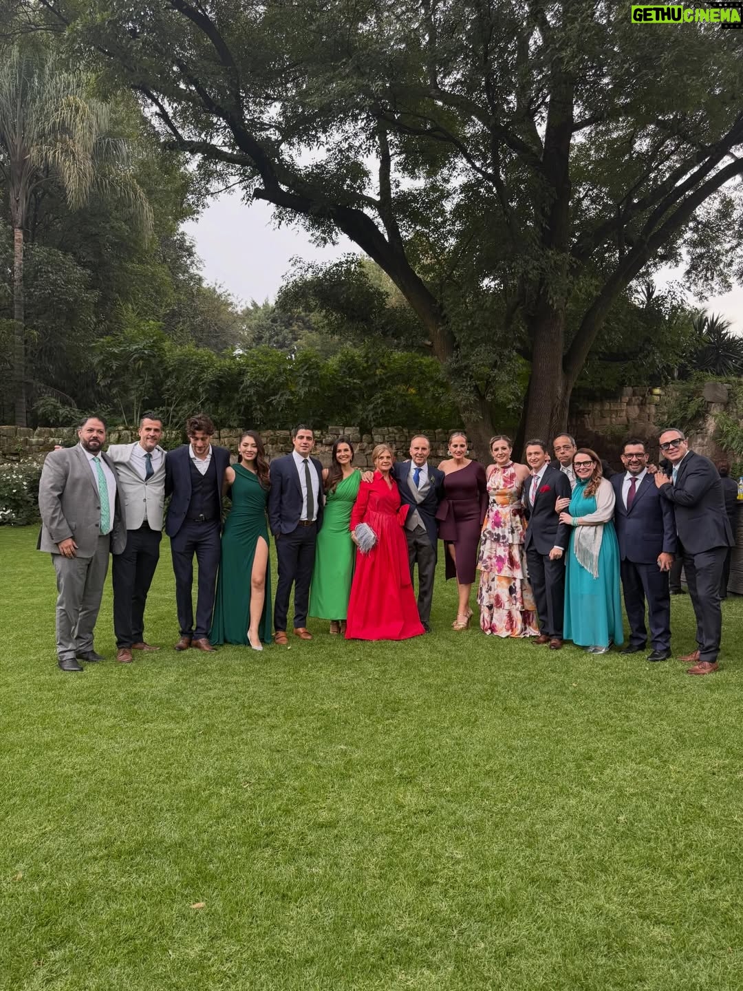 Gina Holguín - 9.2K Likes - 14 años juntas.
Mañanas infinitas, risas, bromas, confidencias, bodas, showers, hijos, crecimiento, muchos años compartidos.

Hoy te vas y te voy a extrañar mucho!
Recuerda siempre que eres guapísima, talentosa, gran mamá, hija, esposa, amiga, un alma blanca y buena.

Yo me quedo con el privilegio de haber caminado contigo una parte enorme de mi vida!
Gracias por tanto, mi Ginísh 🩷🧡 te quiero @georginahol