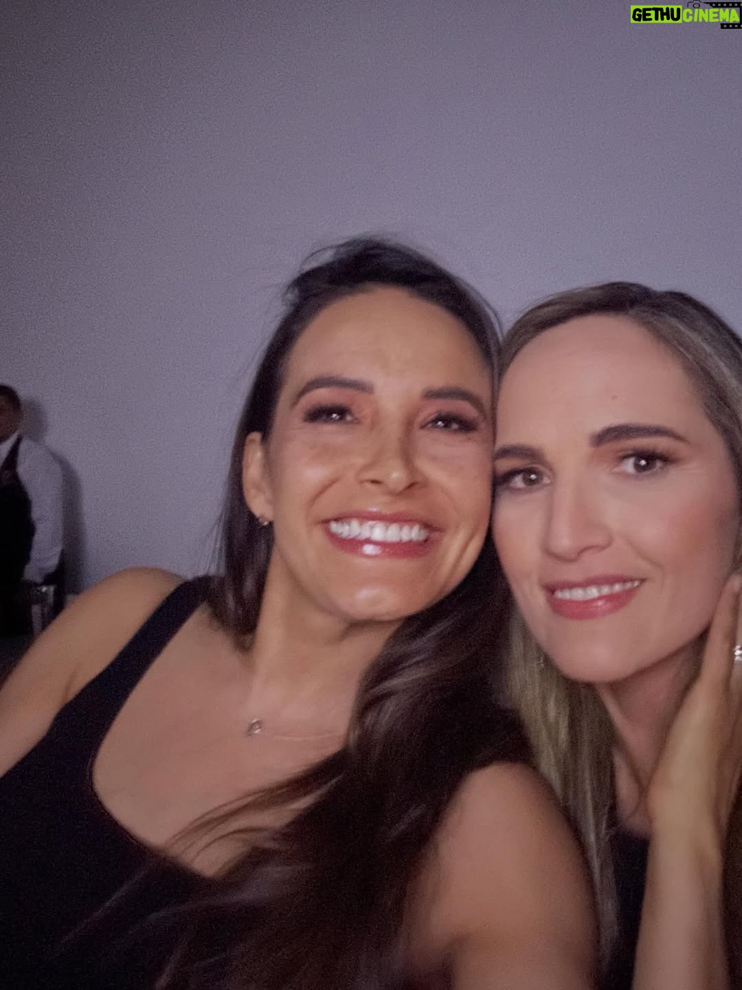 Gina Holguín - 9.2K Likes - 14 años juntas.
Mañanas infinitas, risas, bromas, confidencias, bodas, showers, hijos, crecimiento, muchos años compartidos.

Hoy te vas y te voy a extrañar mucho!
Recuerda siempre que eres guapísima, talentosa, gran mamá, hija, esposa, amiga, un alma blanca y buena.

Yo me quedo con el privilegio de haber caminado contigo una parte enorme de mi vida!
Gracias por tanto, mi Ginísh 🩷🧡 te quiero @georginahol
