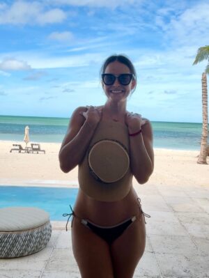 Gina Holguín Instagram - Le pedí a la IA que hiciera de mis fotos una portada y página interior de una revista y este fue el resultado:
Foto 1 portada IA
Foto 2 foto original
Foto 3 foto original
Foto 4 interior editada con IA
¿Con cuál l se quedan? 👀😎💃🏽