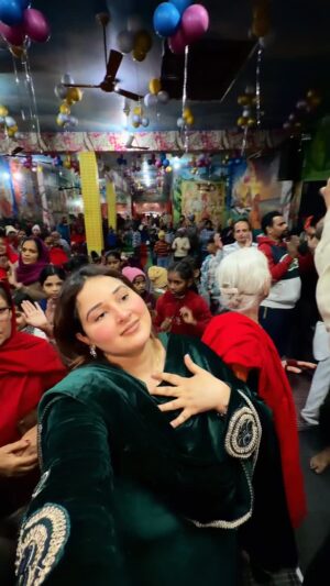 Ginni Soni Instagram - Jai babe di..🥹❤️🙏🏻
#jaibabedi #satsung #bababalaknathji #ludhiana #punjab
