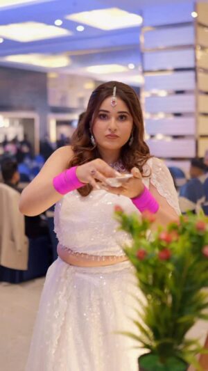 Ginni Soni Instagram - “Ghar ke function mein kaam itna hota hai ki sirf 2 golgappe hi naseeb hue 🫠 dil toh 20 ka tha!” 😝😭
#golgappe
#relatablecontent
#indianweddingvibes
#girlsproblems
#reallifevibes