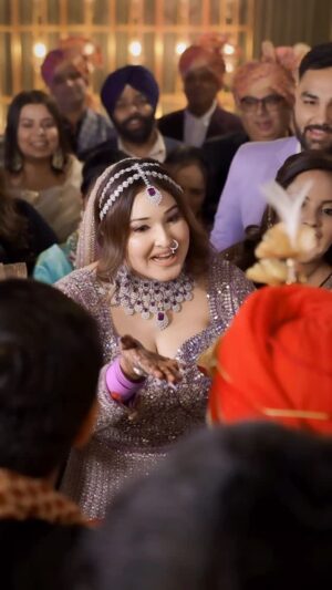 Ginni Soni Instagram - Bina yaad kite bina rehearsal.. coz mainu enna he boln nu kea c te fer koi baad ch bolya ni..😂 but mai sahmb leya😝😉 haina..??
#sisterwedding #sister #ribboncutting #shaadiseason #blooper