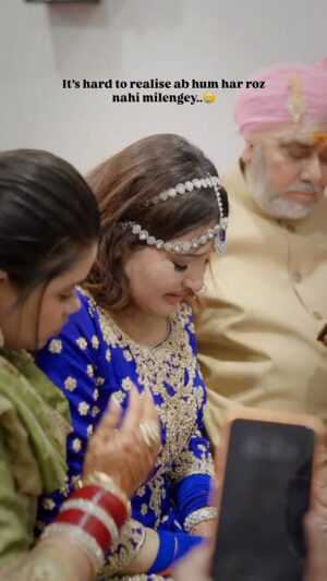 Ginni Soni Instagram - Log kehte hain vidaayi sirf dulhan ki hoti hai…
Par behen ke liye bhi ek zindagi wahin ruk jaati hai..
Us din main royi nahi thi, main toot gayi thi..
Itna dard tha ki sambhal nahi paayi…
Pal bhar ke liye hosh bhi saath chhod gaya..
Aaj bhi samajh nahi aata —
kaise accept karun ki ab woh ghar ka hissa nahi,
mehmaan ban kar aayegi..
Dil maanta hi nahi…
kyunki behen sirf rishta nahi hoti,
woh ghar ki rooh hoti hai..🥹
#vidaayi #unfilteredemotions #cryingbutstrong #sister #weddingemotions