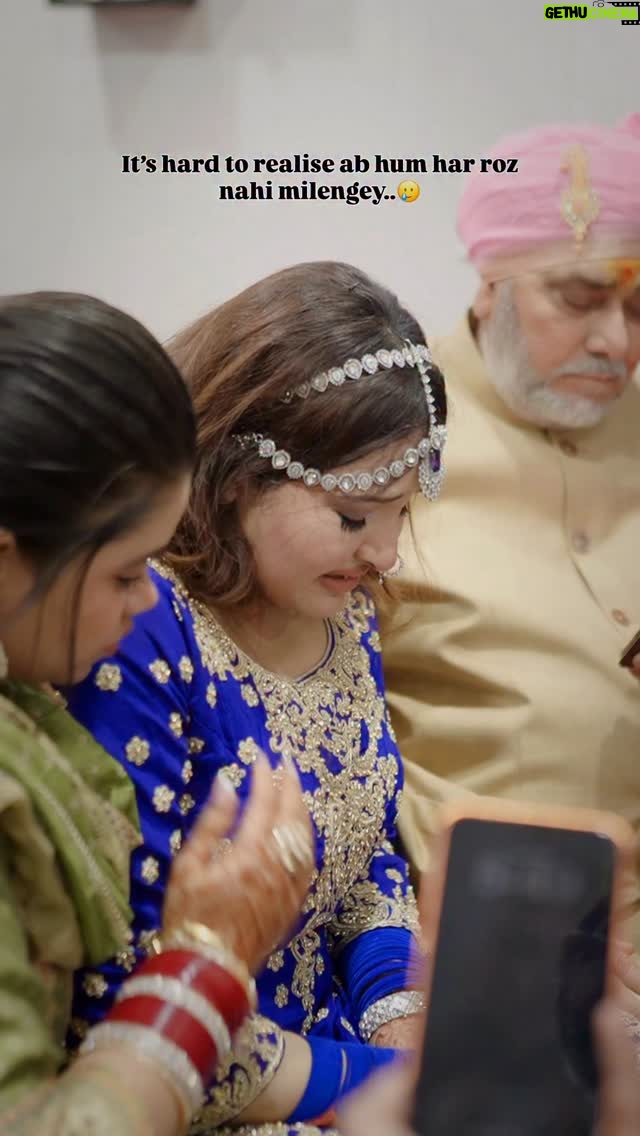 Ginni Soni - 87.9K Likes - Log kehte hain vidaayi sirf dulhan ki hoti hai…
Par behen ke liye bhi ek zindagi wahin ruk jaati hai..
Us din main royi nahi thi, main toot gayi thi..
Itna dard tha ki sambhal nahi paayi…
Pal bhar ke liye hosh bhi saath chhod gaya..

Aaj bhi samajh nahi aata —
kaise accept karun ki ab woh ghar ka hissa nahi,
mehmaan ban kar aayegi..

Dil maanta hi nahi…
kyunki behen sirf rishta nahi hoti,
woh ghar ki rooh hoti hai..🥹

#vidaayi #unfilteredemotions #cryingbutstrong #sister #weddingemotions