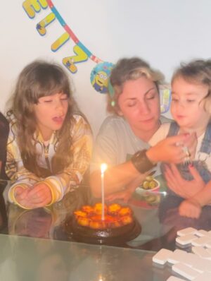 Gioia Arismendi Instagram - Feliz Vida a Mi @gioiaarismendi 🎂 Te Amo ❤️ Te Respeto Te Valoro Te Disfruto Te Admiro… Gracias Gracias Gracias 🙏🫶🏻👐🏻🙌🏻👏🏻♥️😍😘🥰
.
Gracias Gracias Gracias a toda mi Familia ♥️ y amigos que me acompañaron estuvieron conmigo me cantaron cumple y comieron de los ricos pasteles y tortas para celebrar 🥳 y a todos los que estuvieron presente 💝 aunque no estemos físicamente juntos siempre siento su amor genuino!!! ⭐️😘😍♥️
.
Gracias Gracias Gracias 👐🏻🙌🏻🫶🏻 a todos los quiero!!! Y me quiero y me Amo Infinito ♾️ porque #yosignifico #iamenough #yosoy #soham #iam Gioia Arismendi en Abundancia y Prosperidad rodeada de Éxitos y Amor! Amén!!! 💟☮️🕉️⚛️
.
Feliz Vida a Gioia, Gioita, Giogis, Gio, Yoyanote, Gioiamom, Gioia… Gracias Gracias Gracias por ser todas Gracias por quererme, sostenerme, amarme, estar y ser… Gracias por habitarnos por comprendernos y por seguir siempre creciendo aprendiendo y cultivando lo que más queremos el Amor #amormotordelmundo ♥️🥰😍👏🏻😘⭐️ Congrats baby!!! 
.
#gioiaarismendi 
#bambolabygioia 
#gioiamom #gioiamoms 
#gioiainfinita 
#gioiarte 
#gracias #agradecida #graciasdios #felizvida #felizcumple2026