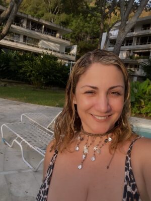 Gioia Arismendi Instagram - Feliz Vida a Mi @gioiaarismendi ♥️🤩🎂🥂❤️‍🔥
.
Sonreír Compartir Bailar Comer Rico el teatro el Sol el Mar Las Estrellas Mi Familia Amar las cosas que me hacen feliz 😀🫶🏻🧿🪬⭐️♥️
.
Siempre junto a mi Familia y mis amadas Princesas el Mejor Regalo 🎁 que me ha dado la Vida ser la #gioiamom #gioimoms de #stellavera ⭐️ y #galaisabella 💎 🤩🥰😍
.
Gracias Gracias Gracias porque #yosignifico #iamenough #yosoy #soham Gioia Arismendi en Abundancia y Prosperidad rodeada de Éxito y Amor! Amén! 💟☮️🕉️⚛️
.
Siempre en el único e infinito camino #amormotordelmundo 
#gioiaarismendi 
#bambolabygioia 
#gioiainfinita 
#gioiarte 
#gracias #agradecida #graciasdios 
#salud #abundância #prosperidad #crecimiento #evolución #amen