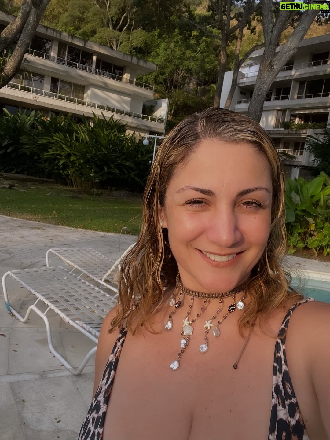 Gioia Arismendi - 2.4K Likes - Feliz Vida a Mi @gioiaarismendi ♥️🤩🎂🥂❤️‍🔥
.
Sonreír Compartir Bailar Comer Rico el teatro el Sol el Mar Las Estrellas Mi Familia Amar las cosas que me hacen feliz 😀🫶🏻🧿🪬⭐️♥️
.
Siempre junto a mi Familia y mis amadas Princesas el Mejor Regalo 🎁 que me ha dado la Vida ser la #gioiamom #gioimoms de #stellavera ⭐️ y #galaisabella 💎 🤩🥰😍
.
Gracias Gracias Gracias porque #yosignifico #iamenough #yosoy #soham Gioia Arismendi en Abundancia y Prosperidad rodeada de Éxito y Amor! Amén! 💟☮️🕉️⚛️
.
Siempre en el único e infinito camino #amormotordelmundo 
#gioiaarismendi 
#bambolabygioia 
#gioiainfinita 
#gioiarte 
#gracias #agradecida #graciasdios 
#salud #abundância #prosperidad #crecimiento #evolución #amen