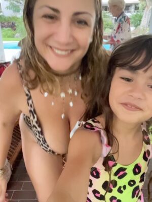 Gioia Arismendi Instagram - Feliz Vida a Mi @gioiaarismendi ♥️🤩🎂🥂❤️‍🔥
.
Sonreír Compartir Bailar Comer Rico el teatro el Sol el Mar Las Estrellas Mi Familia Amar las cosas que me hacen feliz 😀🫶🏻🧿🪬⭐️♥️
.
Siempre junto a mi Familia y mis amadas Princesas el Mejor Regalo 🎁 que me ha dado la Vida ser la #gioiamom #gioimoms de #stellavera ⭐️ y #galaisabella 💎 🤩🥰😍
.
Gracias Gracias Gracias porque #yosignifico #iamenough #yosoy #soham Gioia Arismendi en Abundancia y Prosperidad rodeada de Éxito y Amor! Amén! 💟☮️🕉️⚛️
.
Siempre en el único e infinito camino #amormotordelmundo 
#gioiaarismendi 
#bambolabygioia 
#gioiainfinita 
#gioiarte 
#gracias #agradecida #graciasdios 
#salud #abundância #prosperidad #crecimiento #evolución #amen