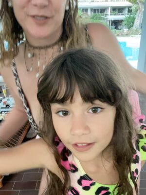 Gioia Arismendi Instagram - Feliz Vida a Mi @gioiaarismendi ♥️🤩🎂🥂❤️‍🔥
.
Sonreír Compartir Bailar Comer Rico el teatro el Sol el Mar Las Estrellas Mi Familia Amar las cosas que me hacen feliz 😀🫶🏻🧿🪬⭐️♥️
.
Siempre junto a mi Familia y mis amadas Princesas el Mejor Regalo 🎁 que me ha dado la Vida ser la #gioiamom #gioimoms de #stellavera ⭐️ y #galaisabella 💎 🤩🥰😍
.
Gracias Gracias Gracias porque #yosignifico #iamenough #yosoy #soham Gioia Arismendi en Abundancia y Prosperidad rodeada de Éxito y Amor! Amén! 💟☮️🕉️⚛️
.
Siempre en el único e infinito camino #amormotordelmundo 
#gioiaarismendi 
#bambolabygioia 
#gioiainfinita 
#gioiarte 
#gracias #agradecida #graciasdios 
#salud #abundância #prosperidad #crecimiento #evolución #amen