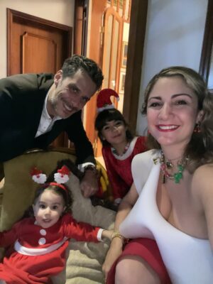 Gioia Arismendi Instagram - Feliz Navidad 🎄 2025 . II Segunda Parte. 
.
La casa della Nonna María @mblanca50 y todos sus manjares fina y delicadamente preparados con todo el Amor 🥰 para el deleite de los paladares de la familia!!! Sin duda alguna un lujo que Agradecer Infinitamente! 😍 Una mesa de navidad 🤶 de lujo 🤩 y manjares inigualables!!! 😘
.
Nacimiento, arbolito, cena, brindis 🥂 regalos 🎁 Familia #MamitaBella #nonna @gioialombardini el Avi @dacfo y el primo Mauro y por supuesto el #papá @martino_dangelo Navidad!!! 🎅🏻 
.
Gracias Gracias Gracias 🙌🏻🫶🏻👐🏻 porque #yosignifico #iamenough #yosoy #soham #iam Gioia Arismendi en Abundancia y Prosperidad rodeada de Éxitos y Amor! Amén!!! 💟🕉️☮️⚛️
.
Juntos Padres, Abuelos, Avis, Nonnos, primo, hijas, hermanas!!!👯‍♀️ Amor Infinito #stellavera ⭐️ y #galaisabella 💎 las niñas 👧🏼 Santa 🎅🏻 más hermosas amorosas inteligentes y bellísimas que jamás haya visto mi persona, su orgullosa y súper enamorada mamá @gioiaarismendi #gioiamom #gioiamoms ustedes mi regalo más preciado de esta vida!!! Ustedes mi razón mi motivo mis ganas mis deseos mis fuerzas mis ilusiones mi vida entera!!! 💖🙌🏻😍🤩🥰👐🏻🫶🏻👏🏻
.
Obvio nuestros #looks & #makueup son todos @bambolabygioia 👠👡💃🏻💄 puedes preguntar con confianza!!! 
.
#stellavera 🤩⭐️😍 de Santa por nuestra querida amiga y siempre aliada @yrennestar 
.
Siempre en el único e infinito camino #amormotordelmundo 
#gioiaarismendi 
#bambolabygioia 
#gioiamom #gioiamoms 
#gioiarte 
#gioiainfinita 
#gioiaennavidad 
#navidad #navidad2025 #familia #amor #padres #abuelos #hijos 
#agradecida #gracias #graciasdios