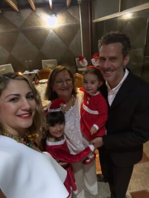 Gioia Arismendi Instagram - Feliz Navidad 🎄 2025 . II Segunda Parte. 
.
La casa della Nonna María @mblanca50 y todos sus manjares fina y delicadamente preparados con todo el Amor 🥰 para el deleite de los paladares de la familia!!! Sin duda alguna un lujo que Agradecer Infinitamente! 😍 Una mesa de navidad 🤶 de lujo 🤩 y manjares inigualables!!! 😘
.
Nacimiento, arbolito, cena, brindis 🥂 regalos 🎁 Familia #MamitaBella #nonna @gioialombardini el Avi @dacfo y el primo Mauro y por supuesto el #papá @martino_dangelo Navidad!!! 🎅🏻 
.
Gracias Gracias Gracias 🙌🏻🫶🏻👐🏻 porque #yosignifico #iamenough #yosoy #soham #iam Gioia Arismendi en Abundancia y Prosperidad rodeada de Éxitos y Amor! Amén!!! 💟🕉️☮️⚛️
.
Juntos Padres, Abuelos, Avis, Nonnos, primo, hijas, hermanas!!!👯‍♀️ Amor Infinito #stellavera ⭐️ y #galaisabella 💎 las niñas 👧🏼 Santa 🎅🏻 más hermosas amorosas inteligentes y bellísimas que jamás haya visto mi persona, su orgullosa y súper enamorada mamá @gioiaarismendi #gioiamom #gioiamoms ustedes mi regalo más preciado de esta vida!!! Ustedes mi razón mi motivo mis ganas mis deseos mis fuerzas mis ilusiones mi vida entera!!! 💖🙌🏻😍🤩🥰👐🏻🫶🏻👏🏻
.
Obvio nuestros #looks & #makueup son todos @bambolabygioia 👠👡💃🏻💄 puedes preguntar con confianza!!! 
.
#stellavera 🤩⭐️😍 de Santa por nuestra querida amiga y siempre aliada @yrennestar 
.
Siempre en el único e infinito camino #amormotordelmundo 
#gioiaarismendi 
#bambolabygioia 
#gioiamom #gioiamoms 
#gioiarte 
#gioiainfinita 
#gioiaennavidad 
#navidad #navidad2025 #familia #amor #padres #abuelos #hijos 
#agradecida #gracias #graciasdios