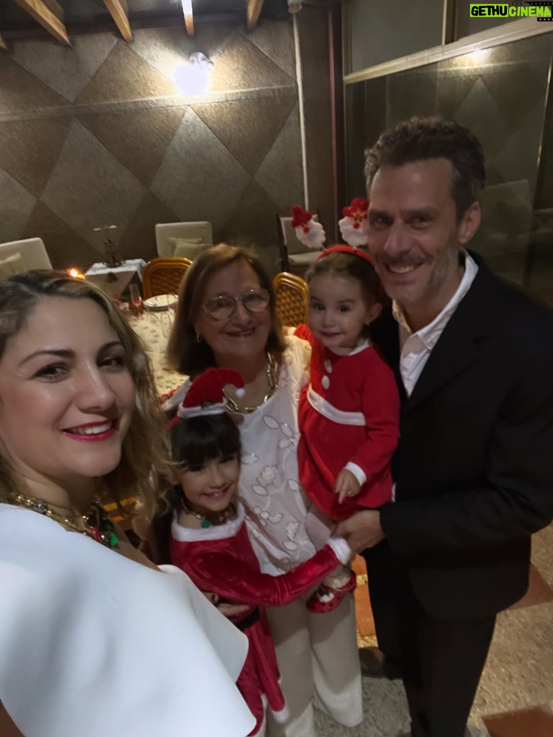 Gioia Arismendi - 798 Likes - Feliz Navidad 🎄 2025 . II Segunda Parte. 
.
La casa della Nonna María @mblanca50 y todos sus manjares fina y delicadamente preparados con todo el Amor 🥰 para el deleite de los paladares de la familia!!! Sin duda alguna un lujo que Agradecer Infinitamente! 😍 Una mesa de navidad 🤶 de lujo 🤩 y manjares inigualables!!! 😘
.
Nacimiento, arbolito, cena, brindis 🥂 regalos 🎁 Familia #MamitaBella #nonna @gioialombardini el Avi @dacfo y el primo Mauro y por supuesto el #papá @martino_dangelo Navidad!!! 🎅🏻 
.
Gracias Gracias Gracias 🙌🏻🫶🏻👐🏻 porque #yosignifico #iamenough #yosoy #soham #iam Gioia Arismendi en Abundancia y Prosperidad rodeada de Éxitos y Amor! Amén!!! 💟🕉️☮️⚛️
.
Juntos Padres, Abuelos, Avis, Nonnos, primo, hijas, hermanas!!!👯‍♀️ Amor Infinito #stellavera ⭐️ y #galaisabella 💎 las niñas 👧🏼 Santa 🎅🏻 más hermosas amorosas inteligentes y bellísimas que jamás haya visto mi persona, su orgullosa y súper enamorada mamá @gioiaarismendi #gioiamom #gioiamoms ustedes mi regalo más preciado de esta vida!!! Ustedes mi razón mi motivo mis ganas mis deseos mis fuerzas mis ilusiones mi vida entera!!! 💖🙌🏻😍🤩🥰👐🏻🫶🏻👏🏻
.
Obvio nuestros #looks & #makueup son todos @bambolabygioia 👠👡💃🏻💄 puedes preguntar con confianza!!! 
.
#stellavera 🤩⭐️😍 de Santa por nuestra querida amiga y siempre aliada @yrennestar 
.
Siempre en el único e infinito camino #amormotordelmundo 
#gioiaarismendi 
#bambolabygioia 
#gioiamom #gioiamoms 
#gioiarte 
#gioiainfinita 
#gioiaennavidad 
#navidad #navidad2025 #familia #amor #padres #abuelos #hijos 
#agradecida #gracias #graciasdios