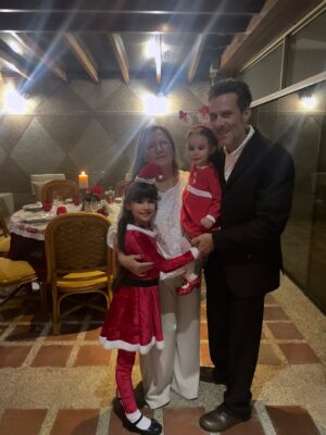 Gioia Arismendi Instagram - Feliz Navidad 🎄 2025 . II Segunda Parte. 
.
La casa della Nonna María @mblanca50 y todos sus manjares fina y delicadamente preparados con todo el Amor 🥰 para el deleite de los paladares de la familia!!! Sin duda alguna un lujo que Agradecer Infinitamente! 😍 Una mesa de navidad 🤶 de lujo 🤩 y manjares inigualables!!! 😘
.
Nacimiento, arbolito, cena, brindis 🥂 regalos 🎁 Familia #MamitaBella #nonna @gioialombardini el Avi @dacfo y el primo Mauro y por supuesto el #papá @martino_dangelo Navidad!!! 🎅🏻 
.
Gracias Gracias Gracias 🙌🏻🫶🏻👐🏻 porque #yosignifico #iamenough #yosoy #soham #iam Gioia Arismendi en Abundancia y Prosperidad rodeada de Éxitos y Amor! Amén!!! 💟🕉️☮️⚛️
.
Juntos Padres, Abuelos, Avis, Nonnos, primo, hijas, hermanas!!!👯‍♀️ Amor Infinito #stellavera ⭐️ y #galaisabella 💎 las niñas 👧🏼 Santa 🎅🏻 más hermosas amorosas inteligentes y bellísimas que jamás haya visto mi persona, su orgullosa y súper enamorada mamá @gioiaarismendi #gioiamom #gioiamoms ustedes mi regalo más preciado de esta vida!!! Ustedes mi razón mi motivo mis ganas mis deseos mis fuerzas mis ilusiones mi vida entera!!! 💖🙌🏻😍🤩🥰👐🏻🫶🏻👏🏻
.
Obvio nuestros #looks & #makueup son todos @bambolabygioia 👠👡💃🏻💄 puedes preguntar con confianza!!! 
.
#stellavera 🤩⭐️😍 de Santa por nuestra querida amiga y siempre aliada @yrennestar 
.
Siempre en el único e infinito camino #amormotordelmundo 
#gioiaarismendi 
#bambolabygioia 
#gioiamom #gioiamoms 
#gioiarte 
#gioiainfinita 
#gioiaennavidad 
#navidad #navidad2025 #familia #amor #padres #abuelos #hijos 
#agradecida #gracias #graciasdios