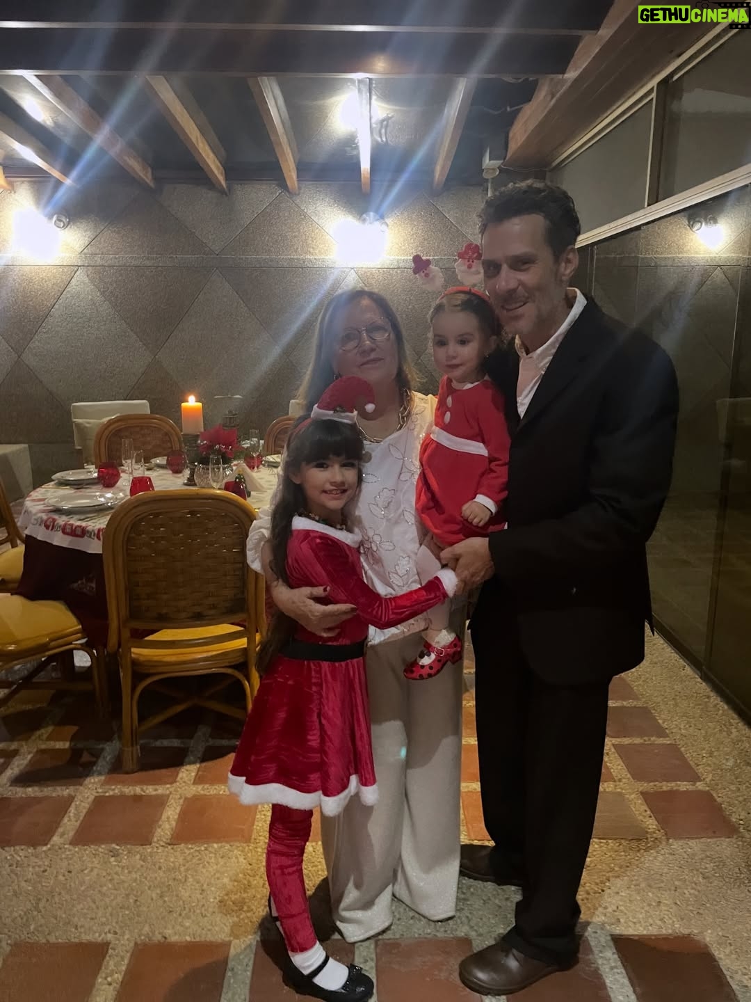 Gioia Arismendi - 798 Likes - Feliz Navidad 🎄 2025 . II Segunda Parte. 
.
La casa della Nonna María @mblanca50 y todos sus manjares fina y delicadamente preparados con todo el Amor 🥰 para el deleite de los paladares de la familia!!! Sin duda alguna un lujo que Agradecer Infinitamente! 😍 Una mesa de navidad 🤶 de lujo 🤩 y manjares inigualables!!! 😘
.
Nacimiento, arbolito, cena, brindis 🥂 regalos 🎁 Familia #MamitaBella #nonna @gioialombardini el Avi @dacfo y el primo Mauro y por supuesto el #papá @martino_dangelo Navidad!!! 🎅🏻 
.
Gracias Gracias Gracias 🙌🏻🫶🏻👐🏻 porque #yosignifico #iamenough #yosoy #soham #iam Gioia Arismendi en Abundancia y Prosperidad rodeada de Éxitos y Amor! Amén!!! 💟🕉️☮️⚛️
.
Juntos Padres, Abuelos, Avis, Nonnos, primo, hijas, hermanas!!!👯‍♀️ Amor Infinito #stellavera ⭐️ y #galaisabella 💎 las niñas 👧🏼 Santa 🎅🏻 más hermosas amorosas inteligentes y bellísimas que jamás haya visto mi persona, su orgullosa y súper enamorada mamá @gioiaarismendi #gioiamom #gioiamoms ustedes mi regalo más preciado de esta vida!!! Ustedes mi razón mi motivo mis ganas mis deseos mis fuerzas mis ilusiones mi vida entera!!! 💖🙌🏻😍🤩🥰👐🏻🫶🏻👏🏻
.
Obvio nuestros #looks & #makueup son todos @bambolabygioia 👠👡💃🏻💄 puedes preguntar con confianza!!! 
.
#stellavera 🤩⭐️😍 de Santa por nuestra querida amiga y siempre aliada @yrennestar 
.
Siempre en el único e infinito camino #amormotordelmundo 
#gioiaarismendi 
#bambolabygioia 
#gioiamom #gioiamoms 
#gioiarte 
#gioiainfinita 
#gioiaennavidad 
#navidad #navidad2025 #familia #amor #padres #abuelos #hijos 
#agradecida #gracias #graciasdios