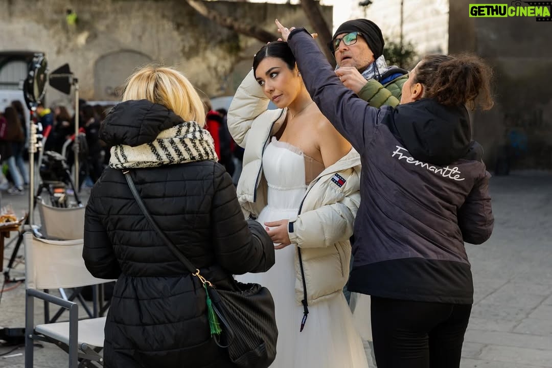 Giorgia Gianetiempo - 12.4K Likes - Dietro le quinte,dietro le puntate che vedete ogni sera c’è tanto lavoro…soprattutto c’è una squadra incredibile. Produzione,redazione,amministrazione,tecnici,cameraman,fonici,montatori,costumiste,truccatori,parrucchieri lavorano tutti i giorni con passione e determinazione per far sì che questo prodotto sia anche vostro.Anche quando capitano imprevisti, loro sono sempre lì, pronti a risolvere qualunque problema in un nano secondo(non so come,ma vi giuro che è così!). Il divertimento non manca mai e anche quando ci sono delle giornate un po’ più difficili le affrontiamo restando uniti,raramente ho visto un set così e forse è anche questa la nostra forza:l’unione. 
Alla mia seconda famiglia..GRAZIE. VI VOGLIO BENE. 
#unpostoalsole ph: @giuseppedanna_insta