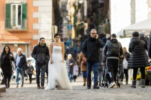 Giorgia Gianetiempo Instagram - Dietro le quinte,dietro le puntate che vedete ogni sera c’è tanto lavoro…soprattutto c’è una squadra incredibile. Produzione,redazione,amministrazione,tecnici,cameraman,fonici,montatori,costumiste,truccatori,parrucchieri lavorano tutti i giorni con passione e determinazione per far sì che questo prodotto sia anche vostro.Anche quando capitano imprevisti, loro sono sempre lì, pronti a risolvere qualunque problema in un nano secondo(non so come,ma vi giuro che è così!). Il divertimento non manca mai e anche quando ci sono delle giornate un po’ più difficili le affrontiamo restando uniti,raramente ho visto un set così e forse è anche questa la nostra forza:l’unione. 
Alla mia seconda famiglia..GRAZIE. VI VOGLIO BENE. 
#unpostoalsole ph: @giuseppedanna_insta