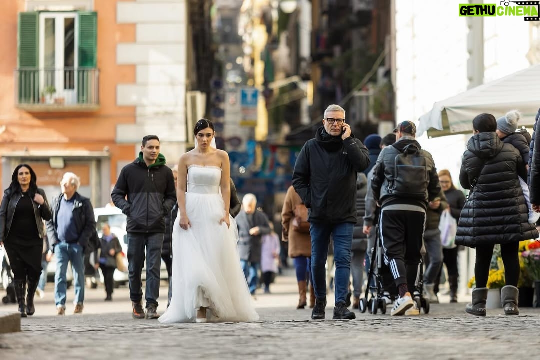 Giorgia Gianetiempo - 12.4K Likes - Dietro le quinte,dietro le puntate che vedete ogni sera c’è tanto lavoro…soprattutto c’è una squadra incredibile. Produzione,redazione,amministrazione,tecnici,cameraman,fonici,montatori,costumiste,truccatori,parrucchieri lavorano tutti i giorni con passione e determinazione per far sì che questo prodotto sia anche vostro.Anche quando capitano imprevisti, loro sono sempre lì, pronti a risolvere qualunque problema in un nano secondo(non so come,ma vi giuro che è così!). Il divertimento non manca mai e anche quando ci sono delle giornate un po’ più difficili le affrontiamo restando uniti,raramente ho visto un set così e forse è anche questa la nostra forza:l’unione. 
Alla mia seconda famiglia..GRAZIE. VI VOGLIO BENE. 
#unpostoalsole ph: @giuseppedanna_insta