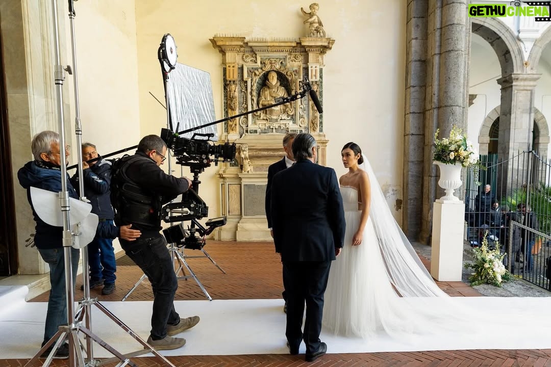 Giorgia Gianetiempo - 12.4K Likes - Dietro le quinte,dietro le puntate che vedete ogni sera c’è tanto lavoro…soprattutto c’è una squadra incredibile. Produzione,redazione,amministrazione,tecnici,cameraman,fonici,montatori,costumiste,truccatori,parrucchieri lavorano tutti i giorni con passione e determinazione per far sì che questo prodotto sia anche vostro.Anche quando capitano imprevisti, loro sono sempre lì, pronti a risolvere qualunque problema in un nano secondo(non so come,ma vi giuro che è così!). Il divertimento non manca mai e anche quando ci sono delle giornate un po’ più difficili le affrontiamo restando uniti,raramente ho visto un set così e forse è anche questa la nostra forza:l’unione. 
Alla mia seconda famiglia..GRAZIE. VI VOGLIO BENE. 
#unpostoalsole ph: @giuseppedanna_insta