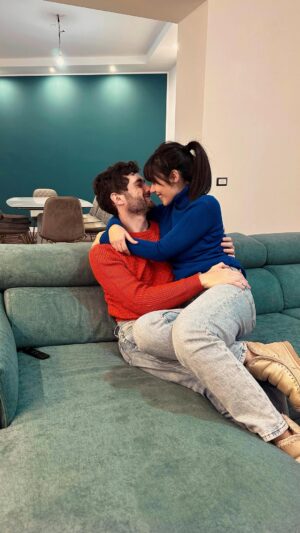 Giorgia Gianetiempo Instagram - Casa è quasi pronta anche se manca ancora tanto ma una delle cose più importanti c’è…il nostro amato divano! Pronti per le serate con i nostri amici e per le maratone di serie tv… 
@divani.store_official  #divanistore  #adv