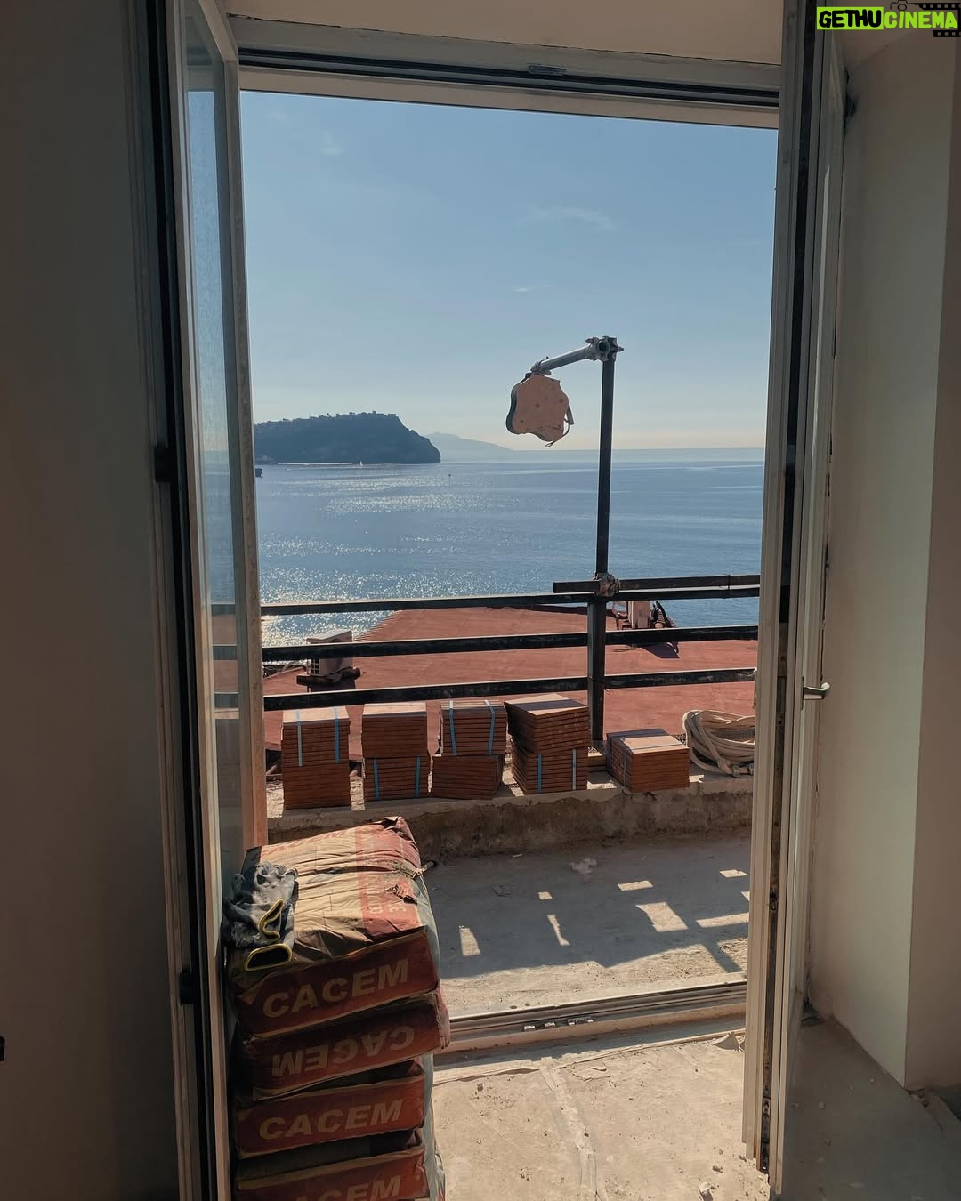 Giorgia Gianetiempo - 17.6K Likes - “Vogliamo svegliarci tutti i giorni con questo panorama,respirare il profumo di mare,bere un bicchiere di vino e chiacchierare fino all’alba con il suono delle onde in sottofondo”
Queste sono le prime cose che abbiamo detto la prima volta che abbiamo visto questa casa e ora piano piano tutto questo si realizzerà.. manca pochissimo🤞🏻🥹