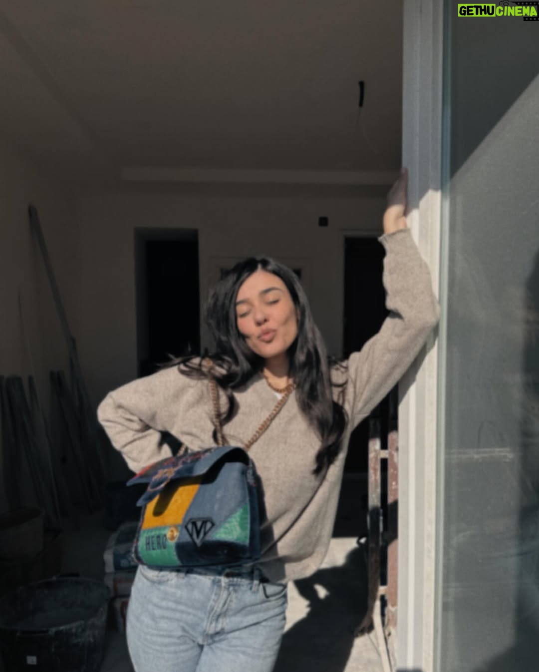 Giorgia Gianetiempo - 17.6K Likes - “Vogliamo svegliarci tutti i giorni con questo panorama,respirare il profumo di mare,bere un bicchiere di vino e chiacchierare fino all’alba con il suono delle onde in sottofondo”
Queste sono le prime cose che abbiamo detto la prima volta che abbiamo visto questa casa e ora piano piano tutto questo si realizzerà.. manca pochissimo🤞🏻🥹