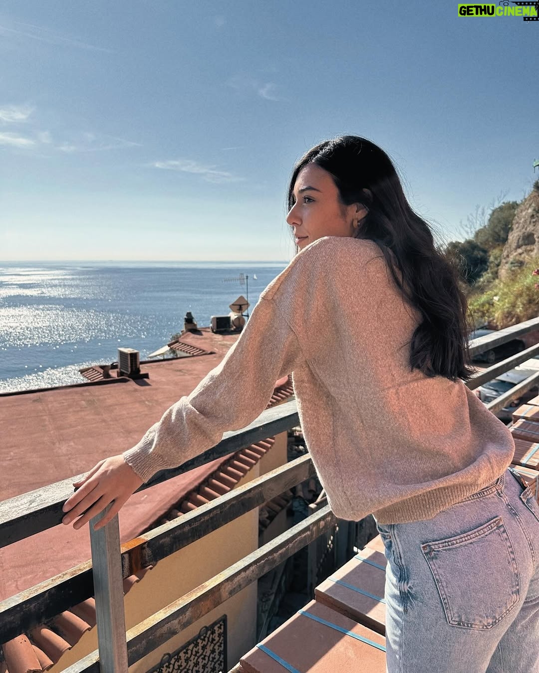 Giorgia Gianetiempo - 17.6K Likes - “Vogliamo svegliarci tutti i giorni con questo panorama,respirare il profumo di mare,bere un bicchiere di vino e chiacchierare fino all’alba con il suono delle onde in sottofondo”
Queste sono le prime cose che abbiamo detto la prima volta che abbiamo visto questa casa e ora piano piano tutto questo si realizzerà.. manca pochissimo🤞🏻🥹