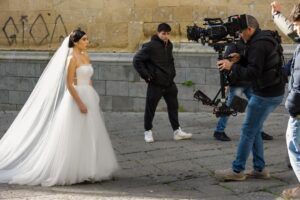 Giorgia Gianetiempo Instagram - Dietro le quinte,dietro le puntate che vedete ogni sera c’è tanto lavoro…soprattutto c’è una squadra incredibile. Produzione,redazione,amministrazione,tecnici,cameraman,fonici,montatori,costumiste,truccatori,parrucchieri lavorano tutti i giorni con passione e determinazione per far sì che questo prodotto sia anche vostro.Anche quando capitano imprevisti, loro sono sempre lì, pronti a risolvere qualunque problema in un nano secondo(non so come,ma vi giuro che è così!). Il divertimento non manca mai e anche quando ci sono delle giornate un po’ più difficili le affrontiamo restando uniti,raramente ho visto un set così e forse è anche questa la nostra forza:l’unione. 
Alla mia seconda famiglia..GRAZIE. VI VOGLIO BENE. 
#unpostoalsole ph: @giuseppedanna_insta